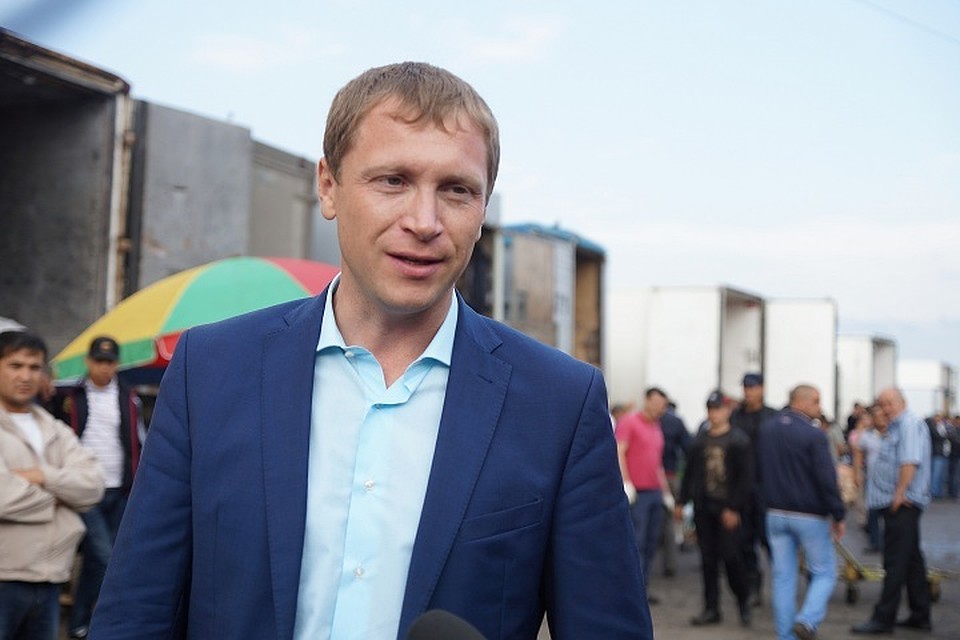 Торгаш на рынке. Начальник овощебазы. Айбарус 2022. Директор овощебазы. Килограмм абрикосов.