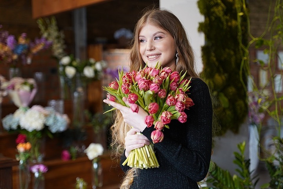 Девчонки дарят цветы. Букет "женщине". Девушка с букетом тюльпанов. Девушка с красивым букетом тюльпанов. Букет цветов для девушки.