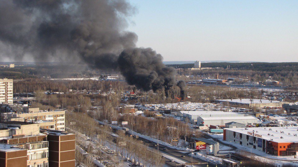 Над районом ЖБИ в Екатеринбурге навис столб дыма из-за пожара 01.03.2017 Екатери